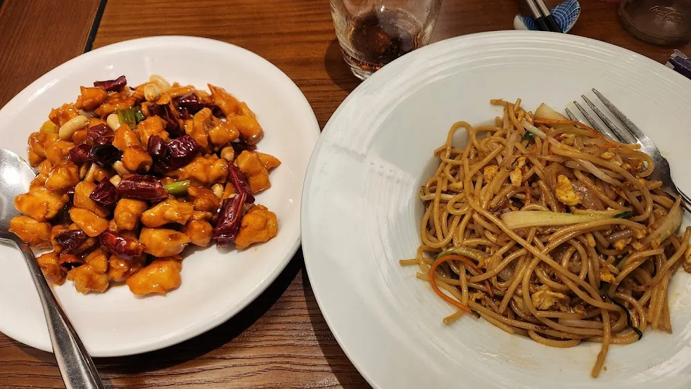 Poulet Gongbao Et Nouilles Sautées